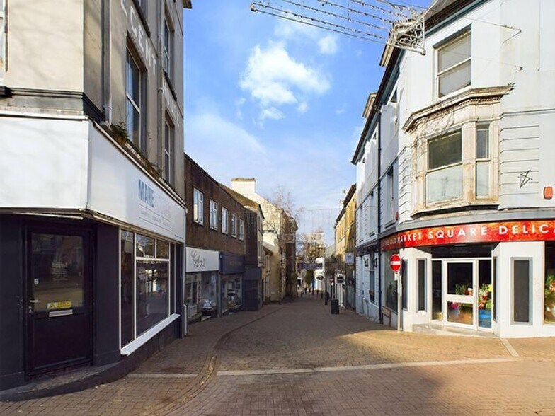 11 Hall St, Carmarthen à louer - Photo du bâtiment - Image 2 de 2