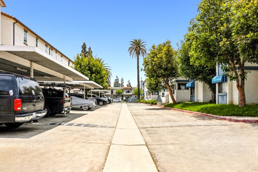 19531 E Cienega Ave, Covina, CA à vendre - Photo du bâtiment - Image 3 de 17