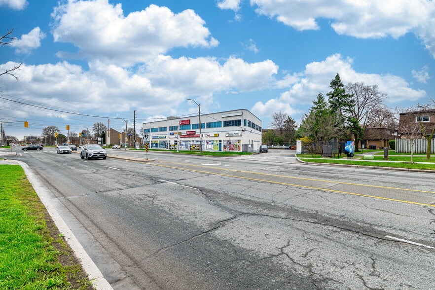 1625 Albion Rd, Toronto, ON à vendre - Photo du bâtiment - Image 3 de 89