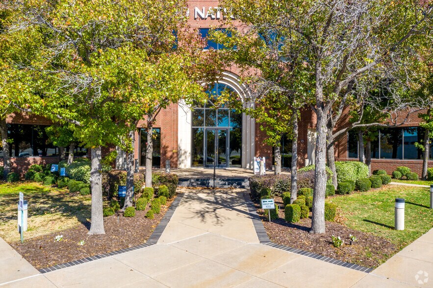 2220 San Jacinto Blvd, Denton, TX à louer - Photo du bâtiment - Image 2 de 8