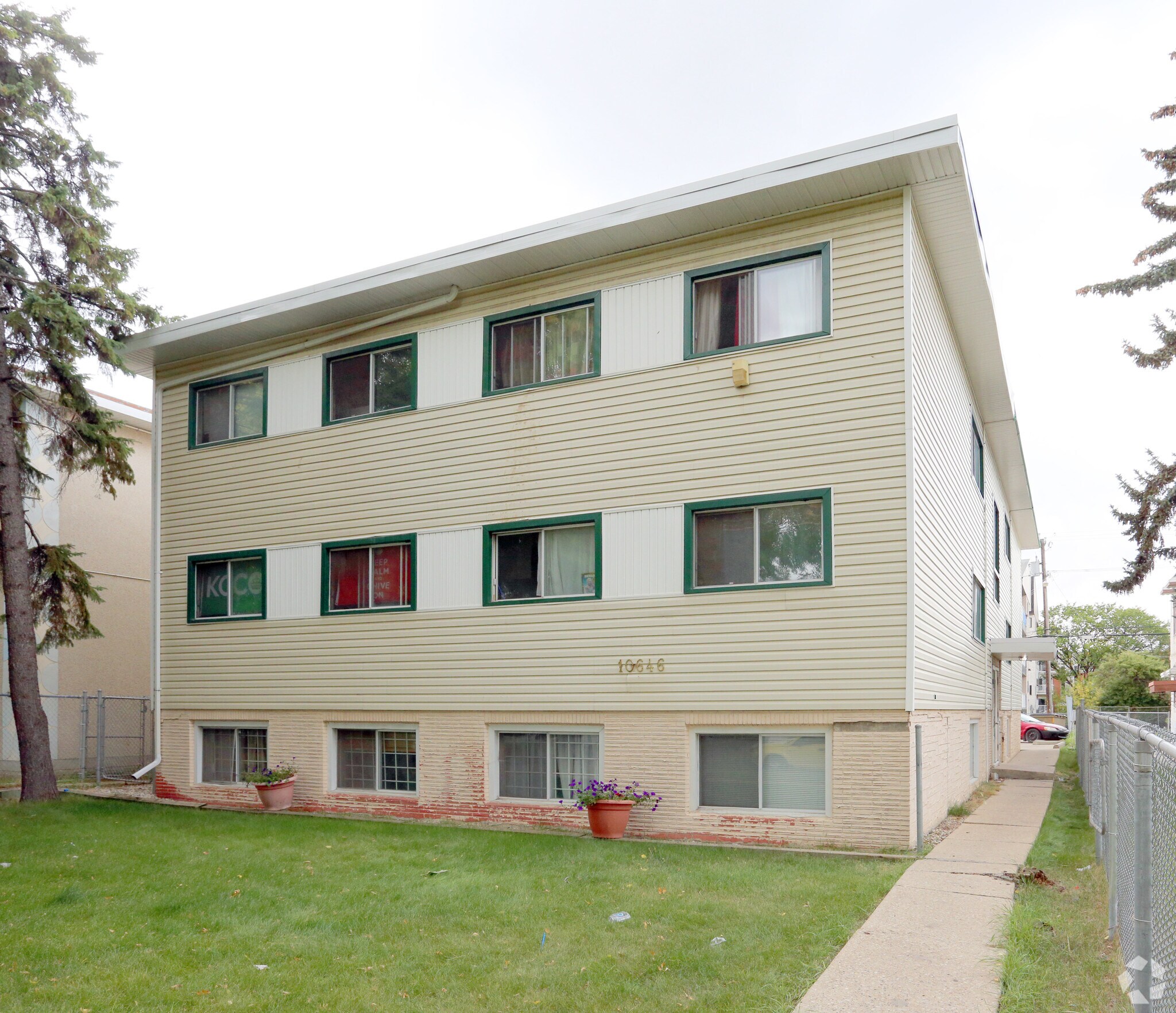 10646 102 St NW, Edmonton, AB for sale Primary Photo- Image 1 of 1