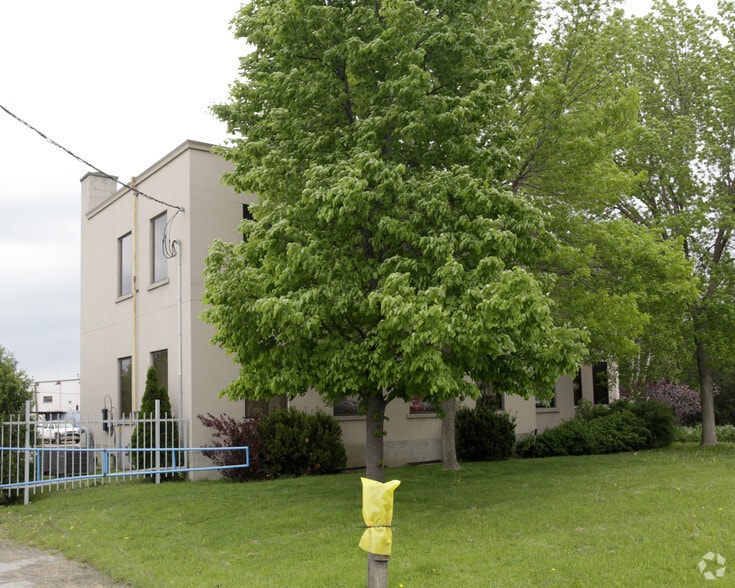 14 Haas Rd, Toronto, ON à louer - Photo du bâtiment - Image 2 de 2