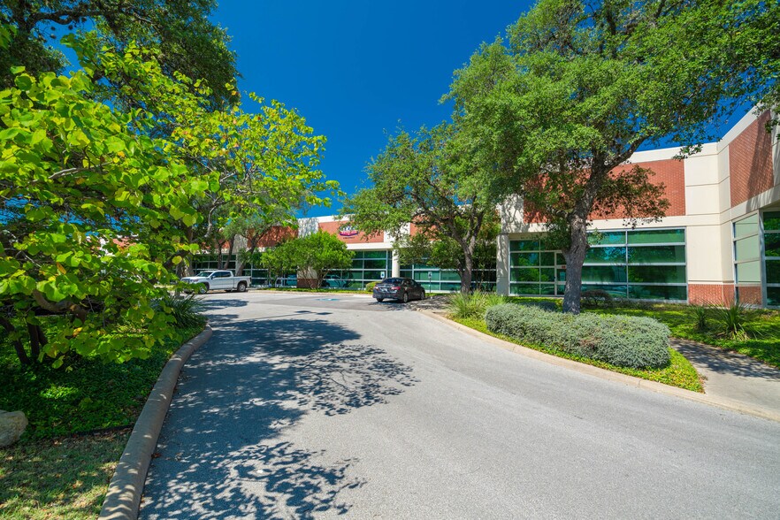 Hausman Rd & University Heights Blvd, San Antonio, TX à louer - Photo du bâtiment - Image 3 de 22