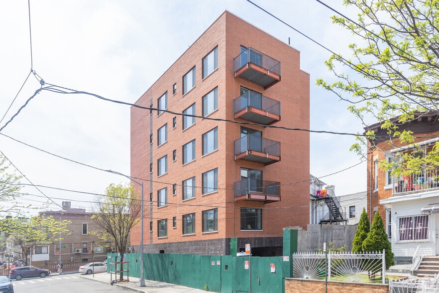 8783 168th St, Jamaica, NY à vendre - Photo du bâtiment - Image 2 de 2