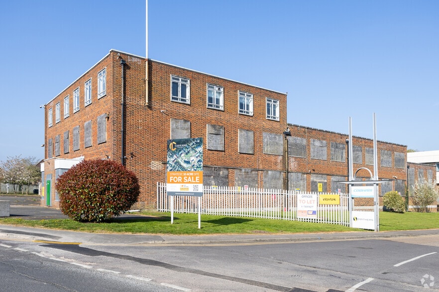 Cleeve Rd, Leatherhead for sale - Primary Photo - Image 1 of 3