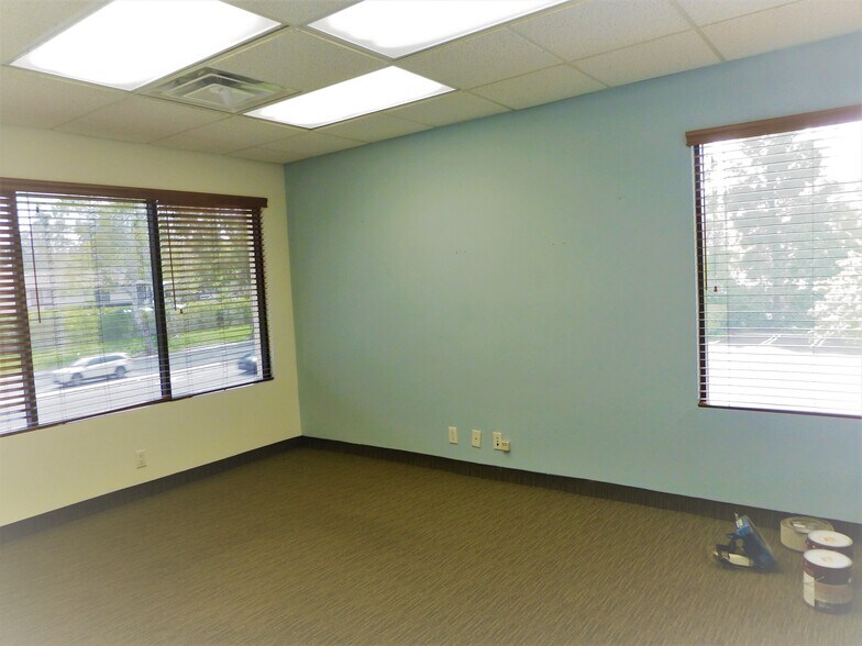 Central Westlake Village- Abundant parking, Westlake Village, CA à louer - Photo du bâtiment - Image 2 de 6