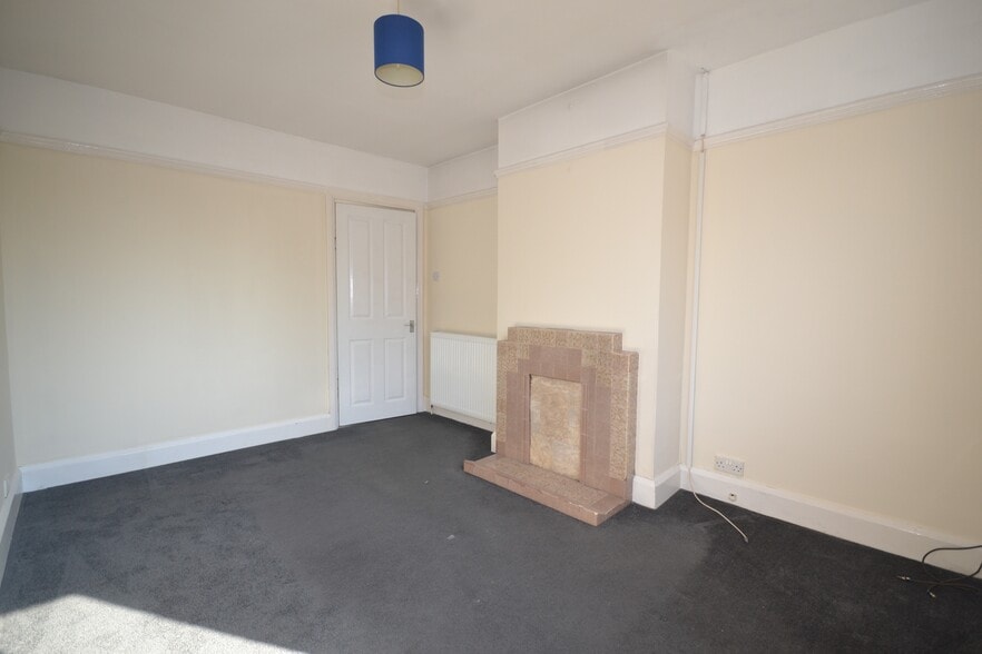 147 High St, Haywards Heath for sale - Interior Photo - Image 2 of 7