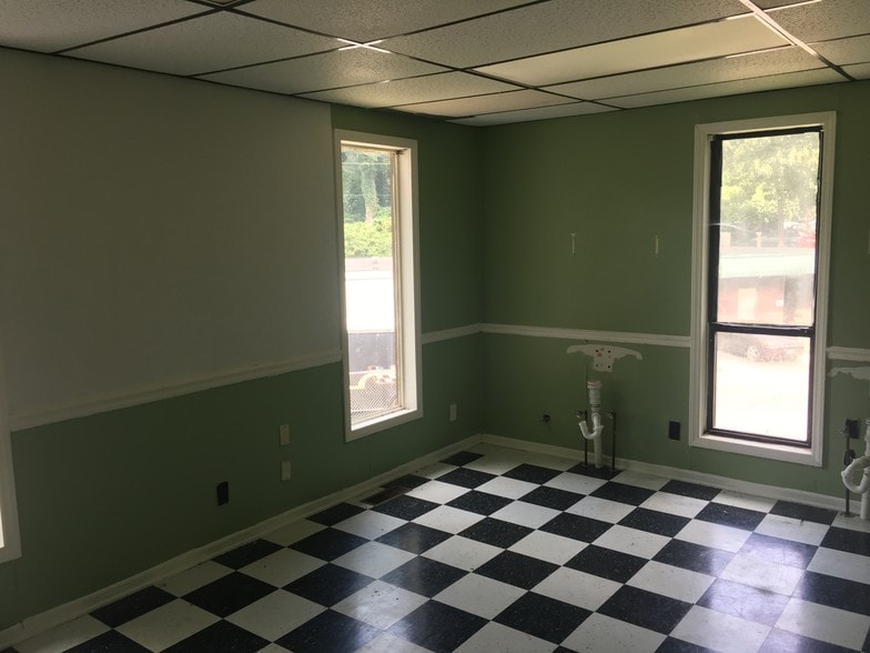 4985-4991 Bethania Rd, Winston-Salem, NC for lease - Building Photo - Image 3 of 10
