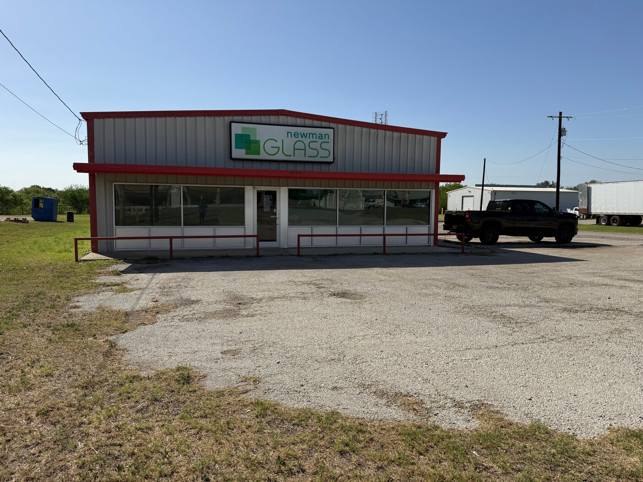 1237 W Oaklawn Rd, Pleasanton, TX for lease Building Photo- Image 1 of 25
