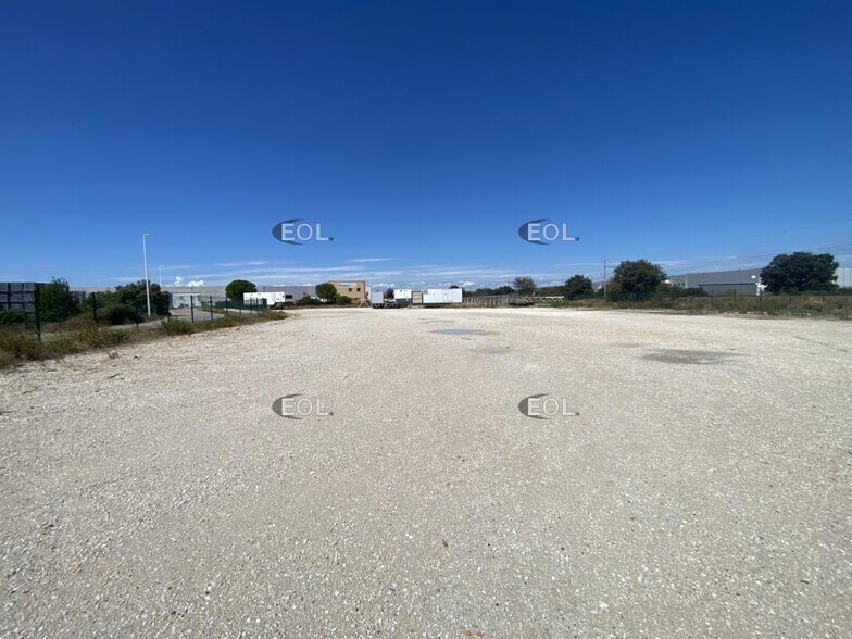 Land in Saint-Martin-de-Crau for lease - Building Photo - Image 1 of 3