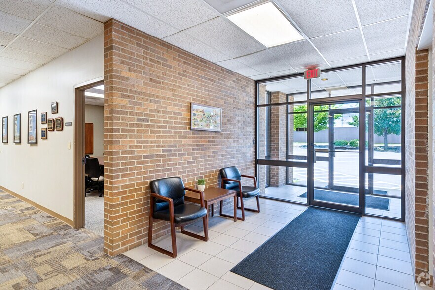 2709 McGraw Dr, Bloomington, IL à vendre - Hall d’entrée - Image 3 de 24