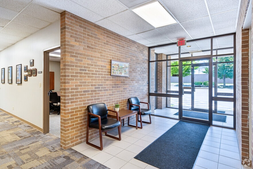 2709 McGraw Dr, Bloomington, IL for sale - Lobby - Image 3 of 24