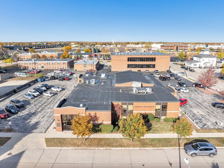 414 S Jefferson St, Green Bay, WI à vendre - Photo du bâtiment - Image 2 de 37