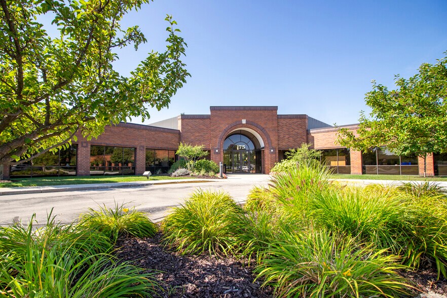 175 N Patrick Blvd, Brookfield, WI à louer - Photo du bâtiment - Image 2 de 9