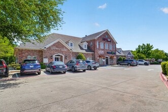 2321 Ira E Woods Ave, Grapevine, TX à louer Photo du bâtiment- Image 2 de 24