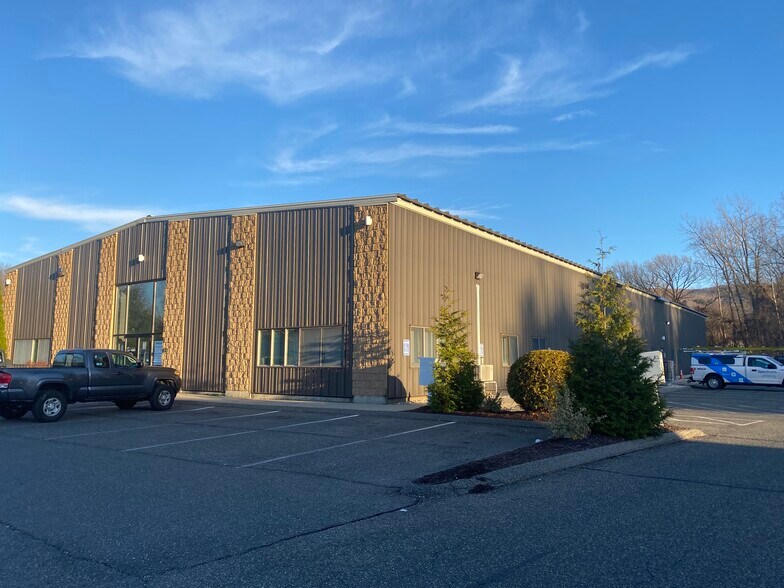 4 Federico Dr, Pittsfield, MA for sale - Building Photo - Image 3 of 32