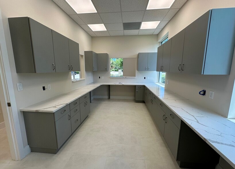 3821 Woodbriar Trl, Port Orange, FL for lease - Interior Photo - Image 3 of 17