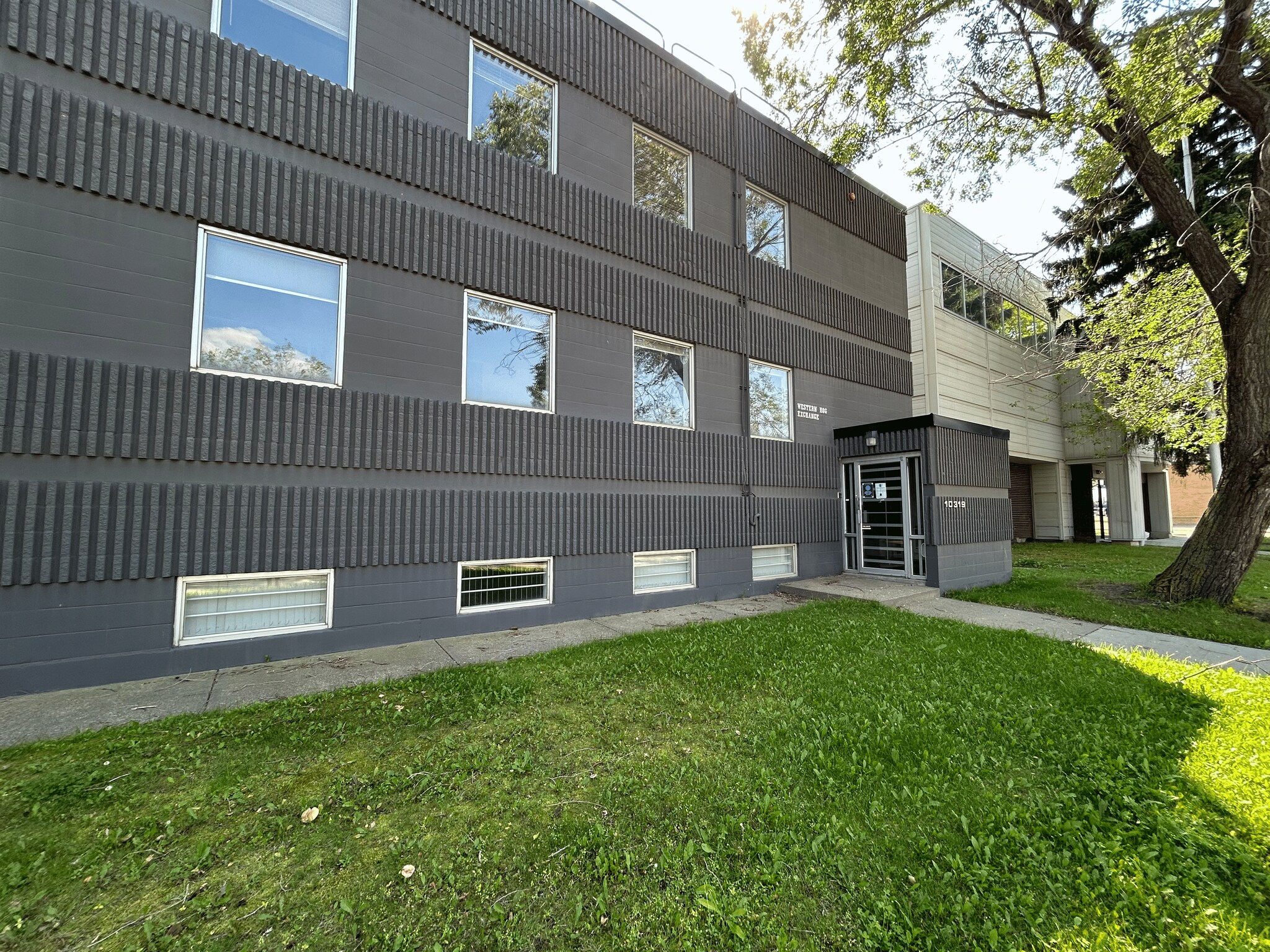 10319 Princess Elizabeth Ave, Edmonton, AB à louer Photo du bâtiment- Image 1 de 7