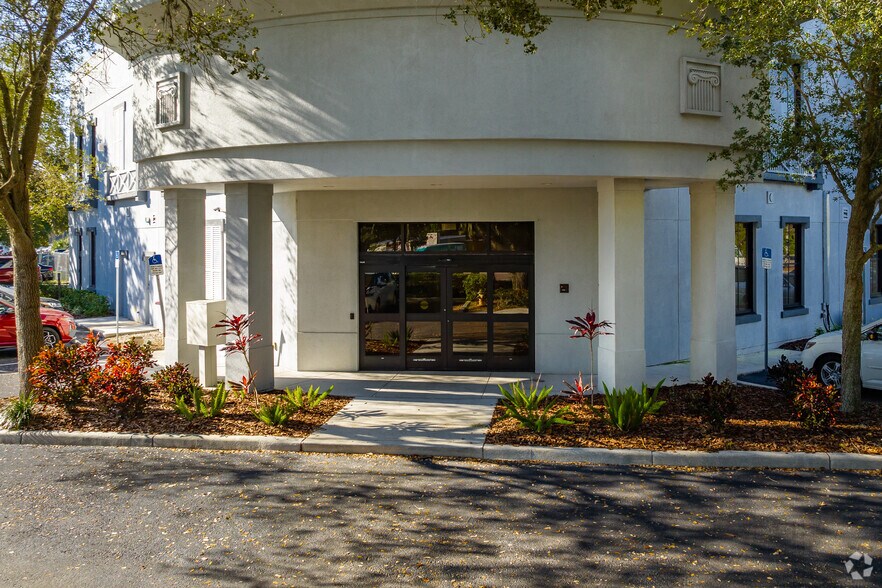 7701 Little Rd, New Port Richey, FL à louer - Photo du bâtiment - Image 2 de 13