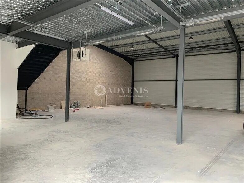 Flex in Cormeilles-en-Parisis for lease - Interior Photo - Image 3 of 6