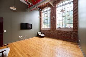 1250 Revolution Mill Dr, Greensboro, NC à louer Photo intérieure- Image 2 de 3
