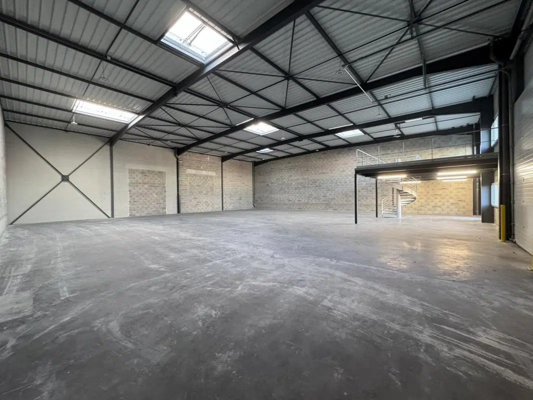 Flex in Saint-Priest for lease Interior Photo- Image 1 of 6