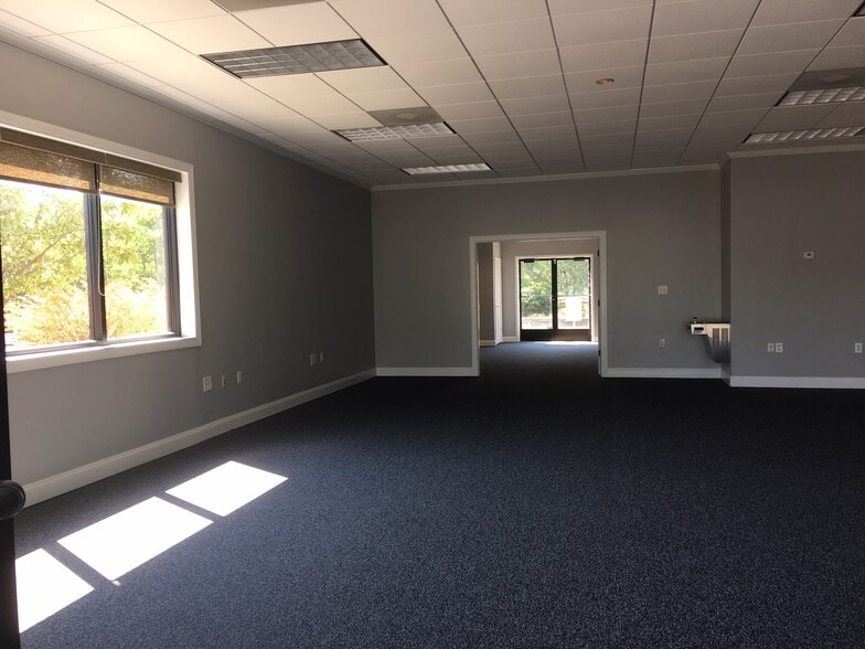 6326 Five Mile Centre Park, Fredericksburg, VA for lease - Interior Photo - Image 2 of 7