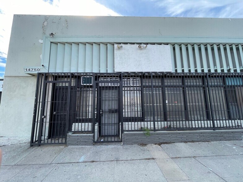 14750 Arminta St, Panorama City, CA for lease - Building Photo - Image 1 of 6