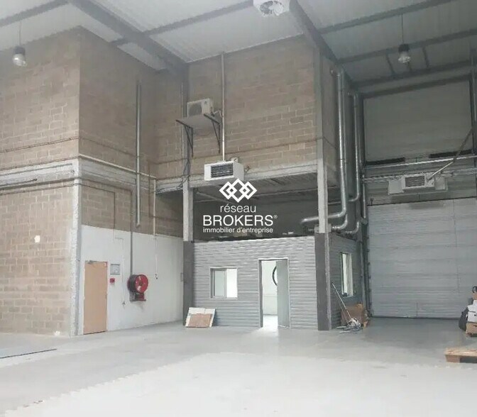 Industriel dans Élancourt à louer - Photo du bâtiment - Image 3 de 6