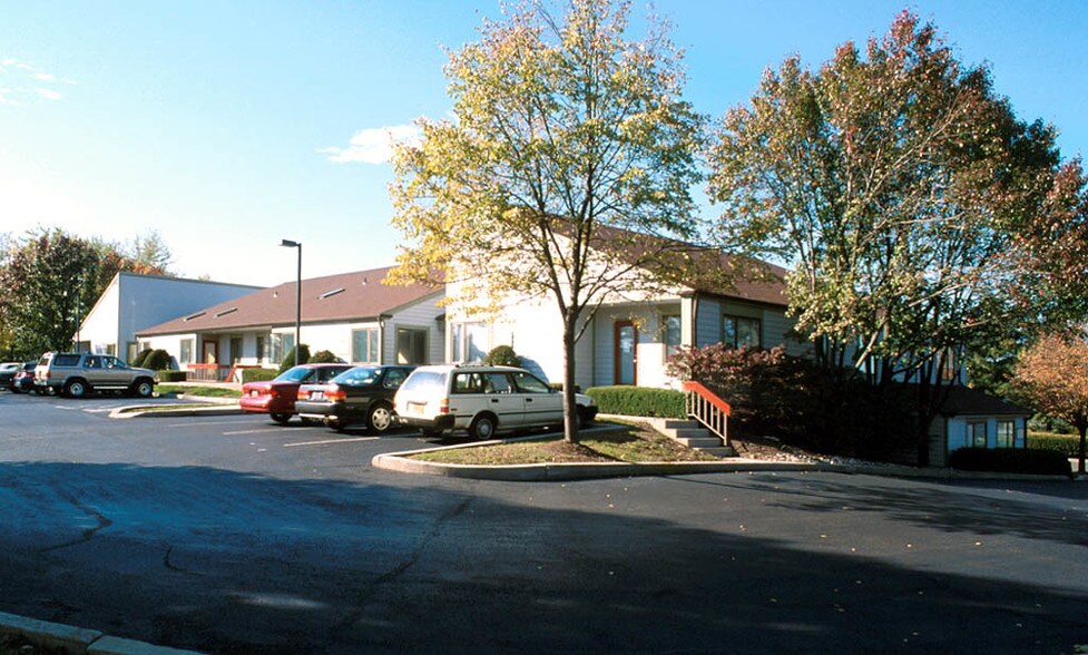 920 Lawn Ave, Sellersville, PA for sale - Primary Photo - Image 1 of 70