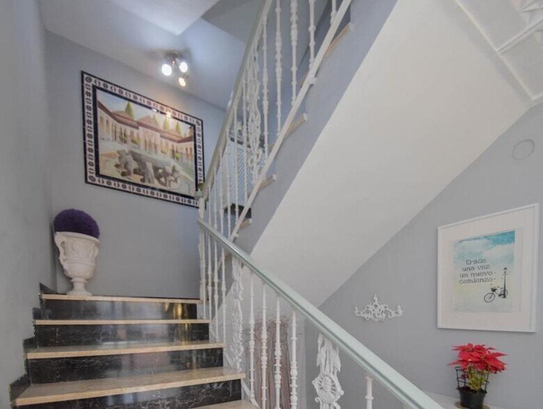 Avenida Palos de la Frontera, Santa Fe, Granada for sale - Interior Photo - Image 2 of 49