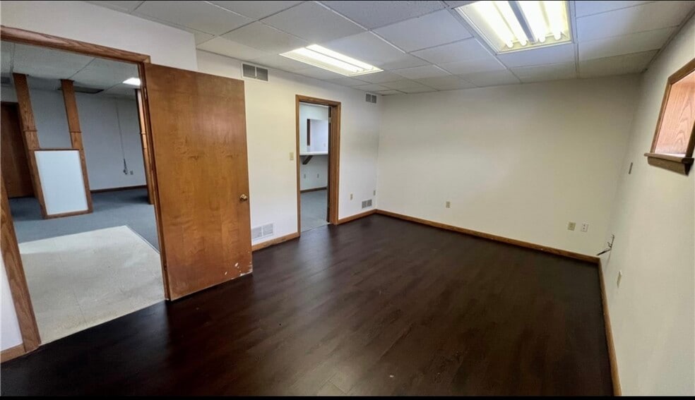 438 Line Ave, Ellwood City, PA for sale - Interior Photo - Image 2 of 12
