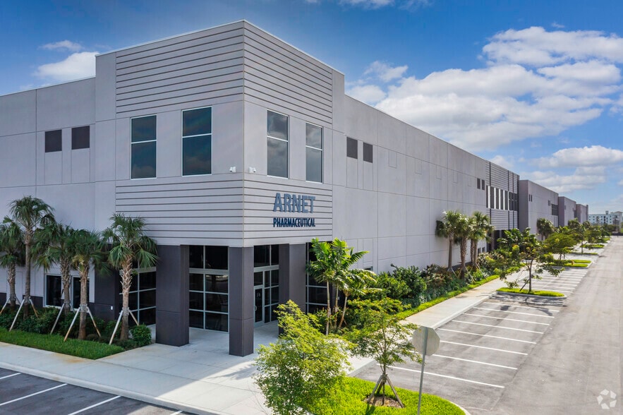 3300 SW 64th Ave, Davie, FL à louer - Photo du bâtiment - Image 2 de 8