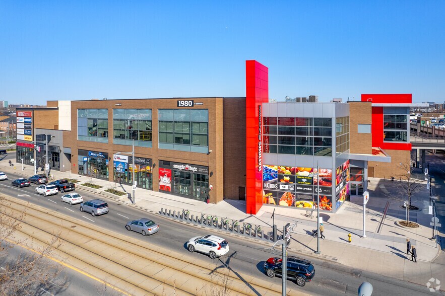 2100 Saint Clair Ave, Toronto, ON à louer - Photo du bâtiment - Image 3 de 17