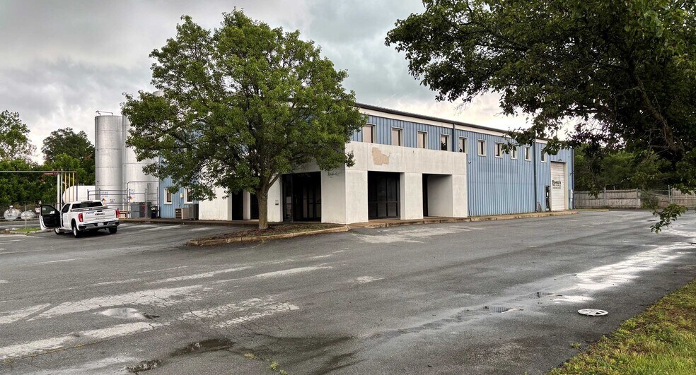 195 N Commerce Ave, Front Royal, VA à vendre - Photo du bâtiment - Image 1 de 4