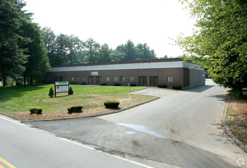 121F W Dudley Town Rd, Bloomfield, CT à louer - Photo du bâtiment - Image 2 de 4