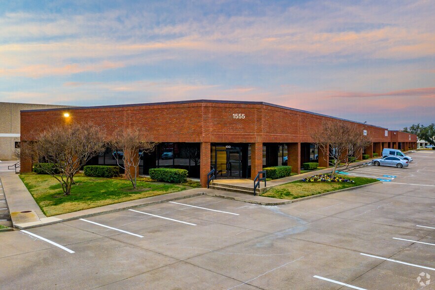 1555 Valwood Pky, Carrollton, TX à louer - Photo du bâtiment - Image 2 de 6