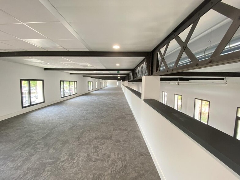 Flex in Vénissieux for lease - Building Photo - Image 3 of 9