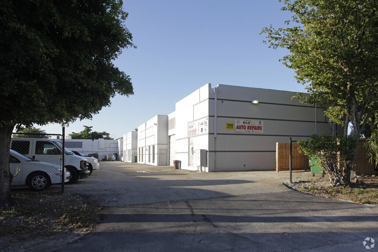 1900 NW 33rd St, Pompano Beach, FL for lease Building Photo- Image 1 of 2