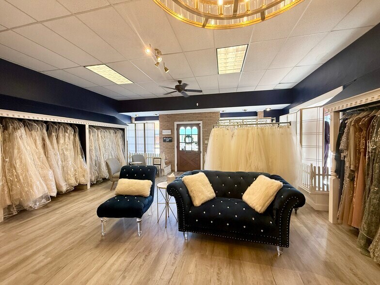 212 E Main St, Brenham, TX à louer - Photo du bâtiment - Image 2 de 10