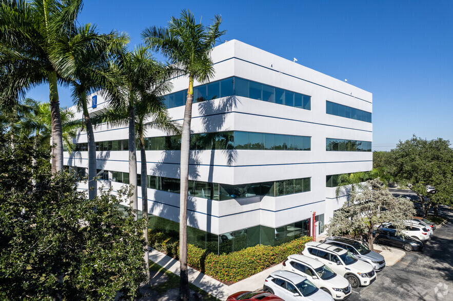 1111 Park Centre Blvd, Miami Gardens, FL for lease - Building Photo - Image 2 of 2