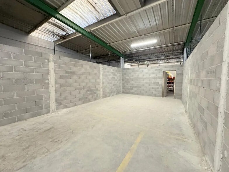 Flex in Sartrouville for lease - Interior Photo - Image 3 of 7