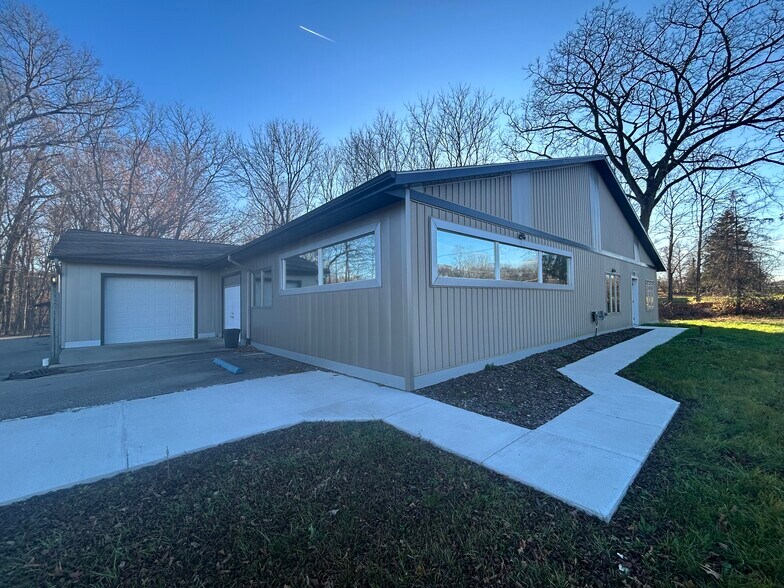 7755 Stadium Dr, Kalamazoo, MI à vendre - Photo du bâtiment - Image 1 de 8