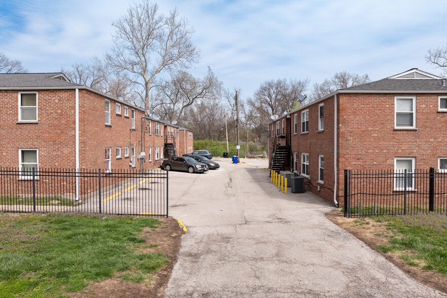 7723 Wild Plum Ave, University City, MO à vendre - Photo du bâtiment - Image 3 de 9