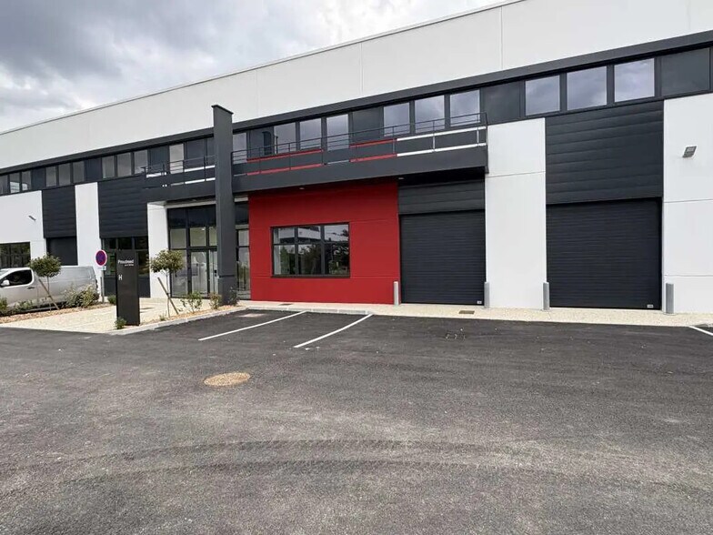 Flex in Dardilly for lease - Building Photo - Image 2 of 8