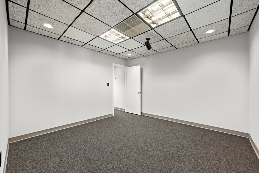 675 Route 72 E, Manahawkin, NJ à vendre - Photo intérieure - Image 3 de 31