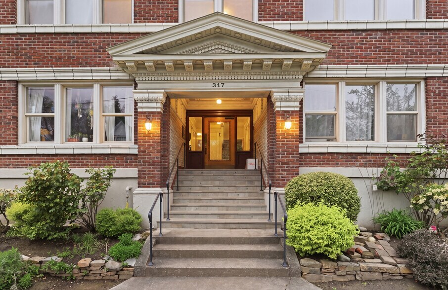 317 18th Ave E, Seattle, WA à vendre - Photo du bâtiment - Image 3 de 14