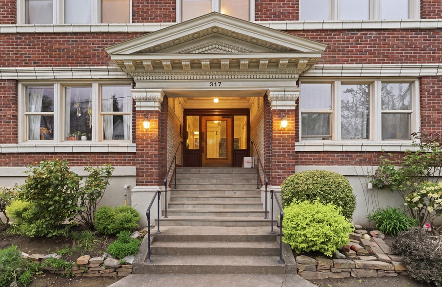 317 18th Ave E, Seattle, WA à vendre - Photo du bâtiment - Image 3 de 14