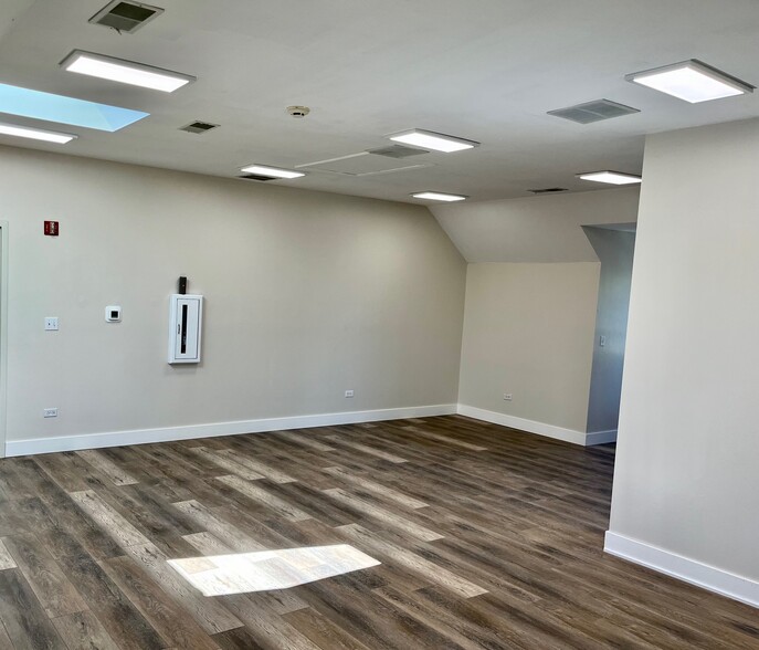 183 Heritage Dr, Crystal Lake, IL for lease - Building Photo - Image 2 of 6