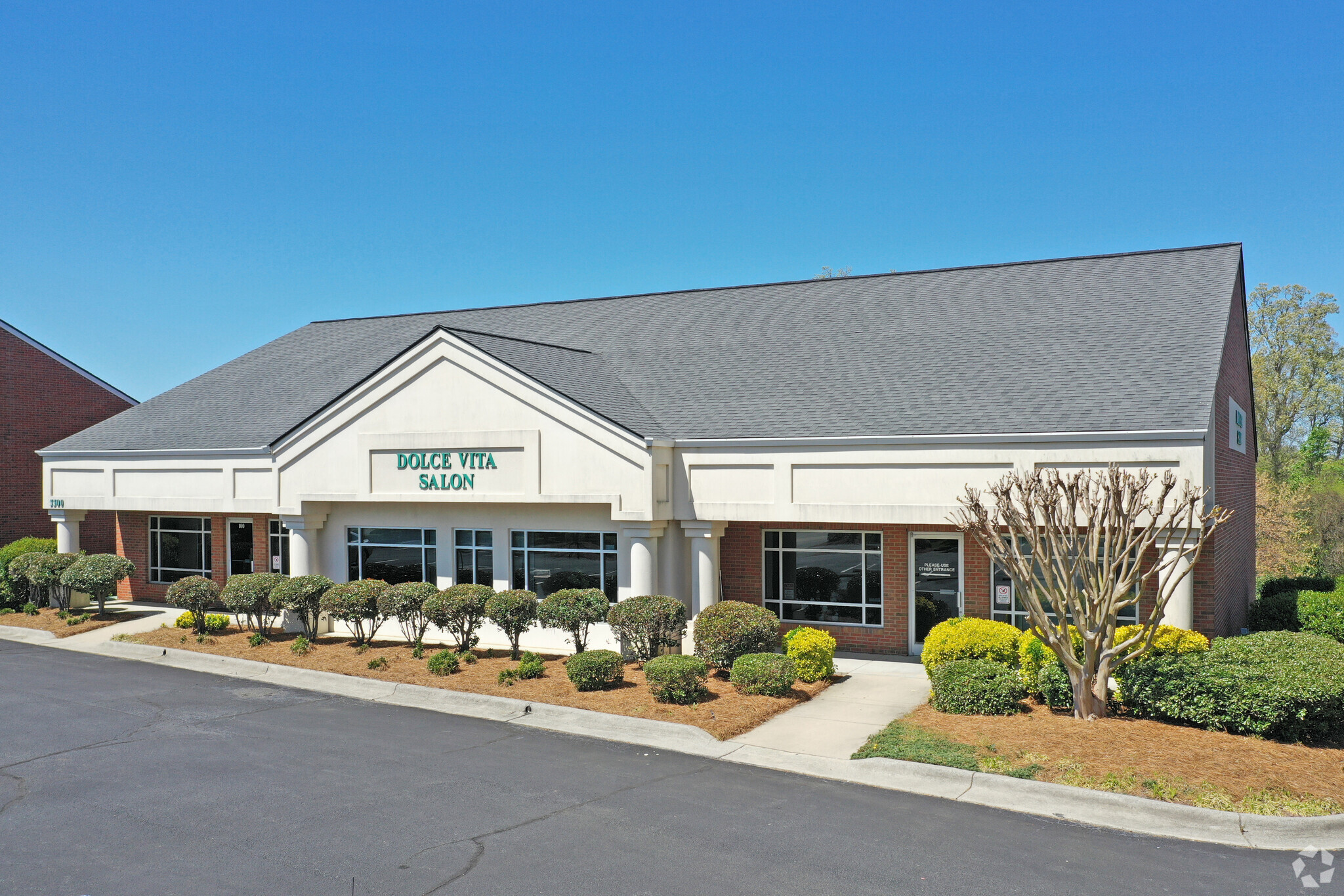 5500 Adams Farm Ln, Greensboro, NC à vendre Photo du bâtiment- Image 1 de 1